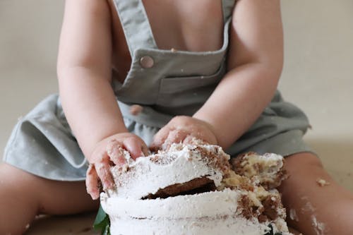 baby enjoy smash cake photo session